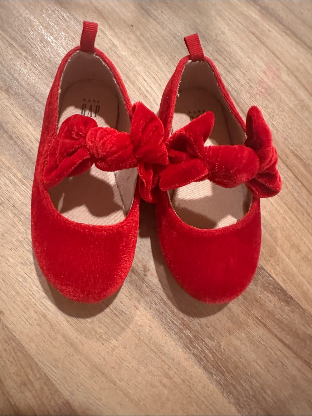 GAP Girls Velvet Bow Mary Jane Shoes in Red